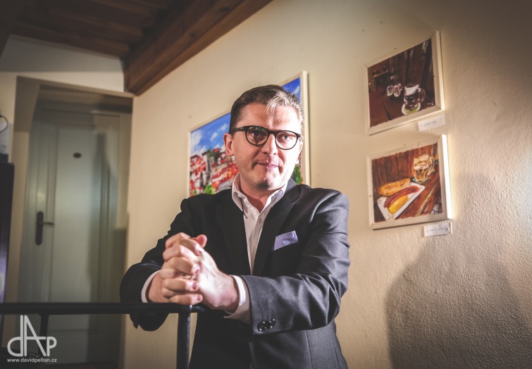 Skladatel, dirigent nebo malíř? Jan Kučera vystavuje malby zcela poprvé