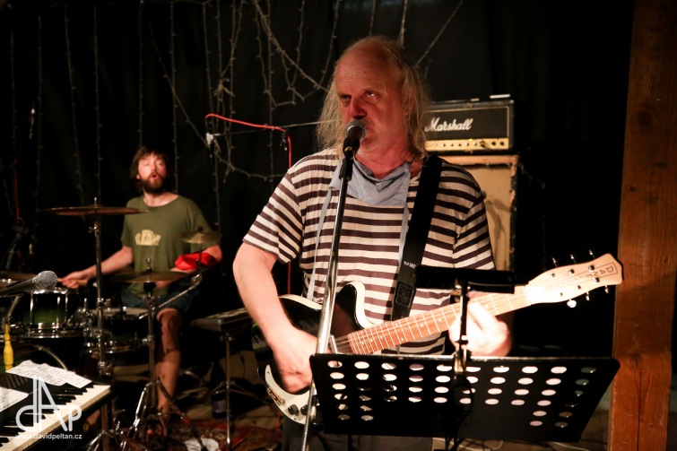 První koncert na Stánku nebyl. Už jsme doma zahráli na Cestě