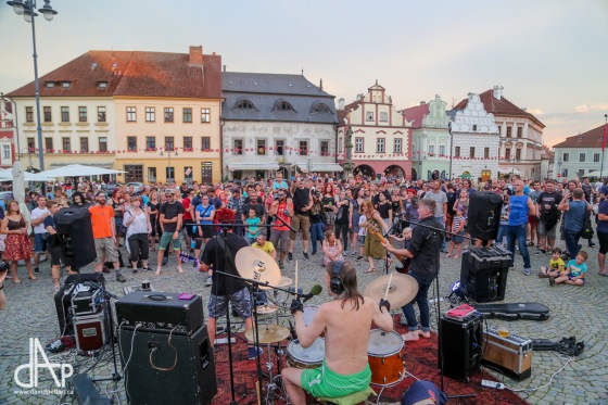 Pořádné pogo se Znouzecností a Němou výčitkou. Náměstí zpívalo známé písně