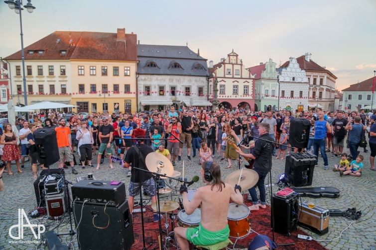 Pořádné pogo se Znouzecností a Němou výčitkou. Náměstí zpívalo známé písně
