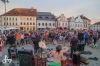 Pořádné pogo se Znouzecností a Němou výčitkou. Náměstí zpívalo známé písně 