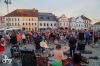 Pořádné pogo se Znouzecností a Němou výčitkou. Náměstí zpívalo známé písně 