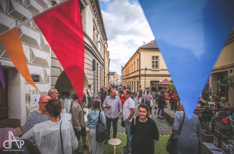 Na táborském Korzu si lidé pochutnali, pobavili se i přispěli na dobrou věc