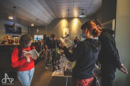 Festival nakladatelů Tabook skončil na ulici. Na pódium se vrátili Sabot