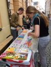 Festival nakladatelů Tabook skončil na ulici. Na pódium se vrátili Sabot