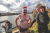 Otužilci se o Štědrém dni vrhli do chladných vod Jordánu potřicáté