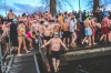 Otužilci se o Štědrém dni vrhli do chladných vod Jordánu potřicáté