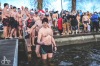 Otužilci se o Štědrém dni vrhli do chladných vod Jordánu potřicáté
