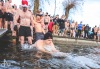 Otužilci se o Štědrém dni vrhli do chladných vod Jordánu potřicáté