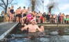 Otužilci se o Štědrém dni vrhli do chladných vod Jordánu potřicáté