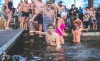 Otužilci se o Štědrém dni vrhli do chladných vod Jordánu potřicáté