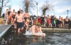 Otužilci se o Štědrém dni vrhli do chladných vod Jordánu potřicáté