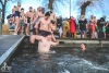 Otužilci se o Štědrém dni vrhli do chladných vod Jordánu potřicáté