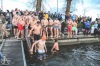 Otužilci se o Štědrém dni vrhli do chladných vod Jordánu potřicáté