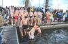 Otužilci se o Štědrém dni vrhli do chladných vod Jordánu potřicáté