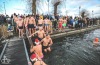 Otužilci se o Štědrém dni vrhli do chladných vod Jordánu potřicáté