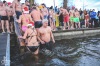 Otužilci se o Štědrém dni vrhli do chladných vod Jordánu potřicáté