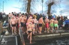 Otužilci se o Štědrém dni vrhli do chladných vod Jordánu potřicáté
