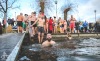 Otužilci se o Štědrém dni vrhli do chladných vod Jordánu potřicáté