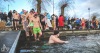 Otužilci se o Štědrém dni vrhli do chladných vod Jordánu potřicáté