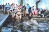 Otužilci se o Štědrém dni vrhli do chladných vod Jordánu potřicáté