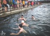 Otužilci se o Štědrém dni vrhli do chladných vod Jordánu potřicáté