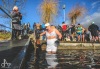 Otužilci se o Štědrém dni vrhli do chladných vod Jordánu potřicáté