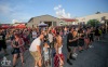 Publikum zpívalo na letní scéně klubu Garage s Peshatou i Visacím zámkem