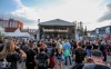 Publikum zpívalo na letní scéně klubu Garage s Peshatou i Visacím zámkem