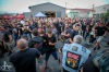 Publikum zpívalo na letní scéně klubu Garage s Peshatou i Visacím zámkem
