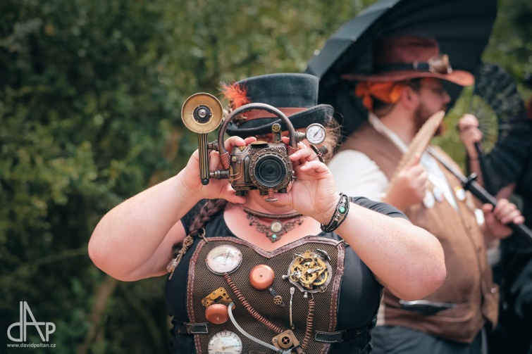 Ze zámku Konopiště se kouřilo. Parní festival zdobily steampunkové kostýmy i krásné stroje
