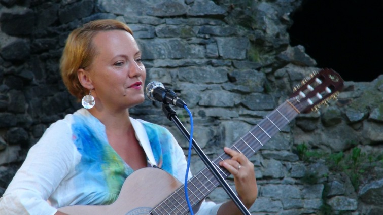 Volyňskou tvrzí zněly písně starší než její zdi, ovšem v moderním podání. Vystřídá je jazz
