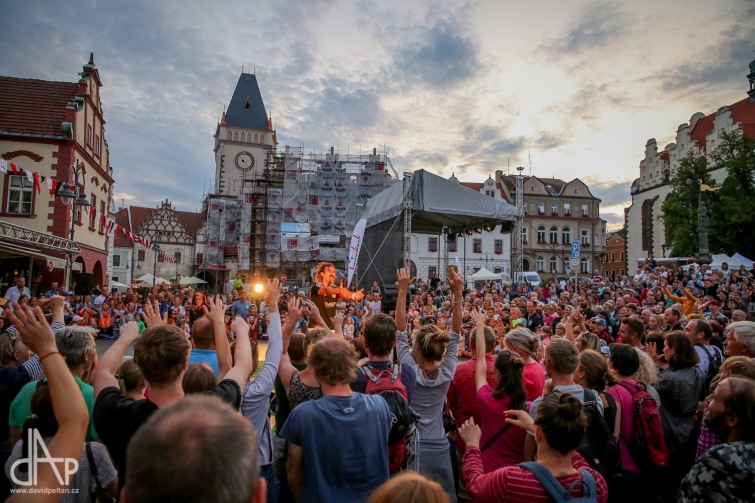 Komedianti v ulicích slaví jubileum. Letos podpoří tuzemskou scénu