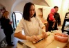 Fotograf Jindřich Štreit odhaluje život vietnamské komunity. Došlo i na sushi 