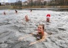 Otužilci naskákali o Štědrém dnu do vody. Nechyběla básnička ani vaječňák