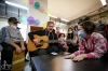 Tomáš Klus řádil s dětmi z Cheironu. Se svým turné Cítím se do Tábora vrátí 