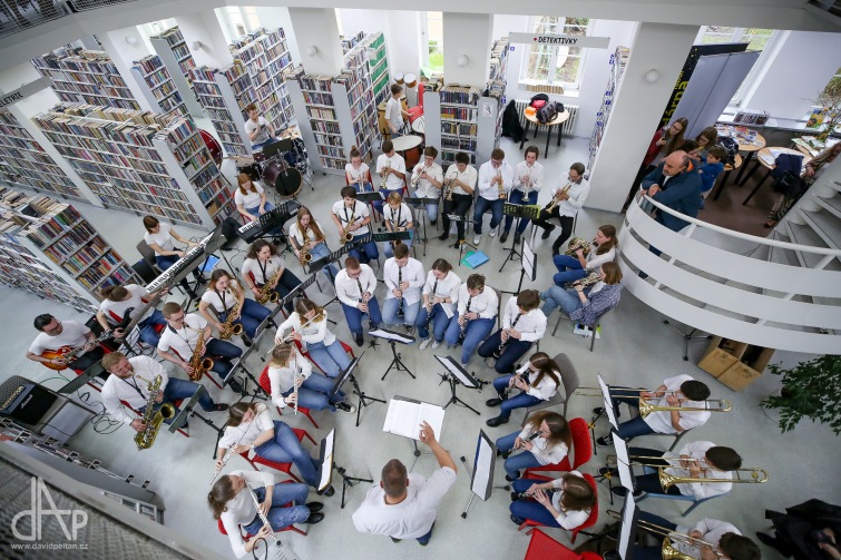 Svišti zahráli mezi knihami. Zazněl Růžový panter i Piráti z Karibiku