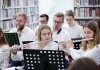 Svišti zahráli mezi knihami. Zazněl Růžový panter i Piráti z Karibiku