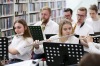 Svišti zahráli mezi knihami. Zazněl Růžový panter i Piráti z Karibiku