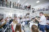 Svišti zahráli mezi knihami. Zazněl Růžový panter i Piráti z Karibiku