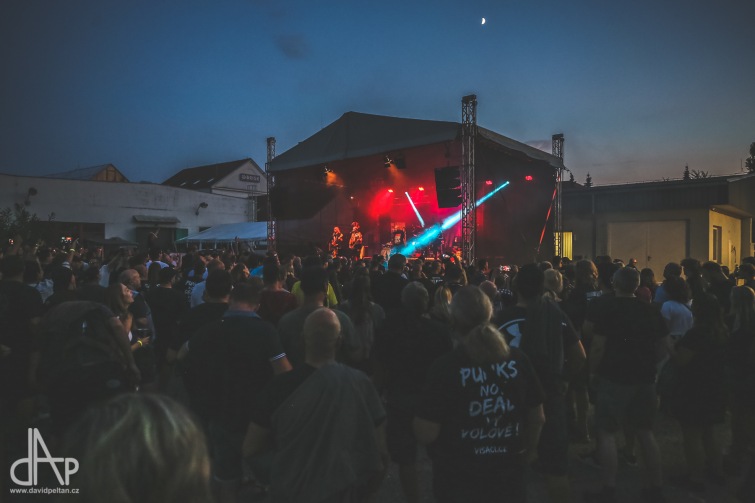 Letní sezonu před táborským klubem Garage zahájí Rybičky 48