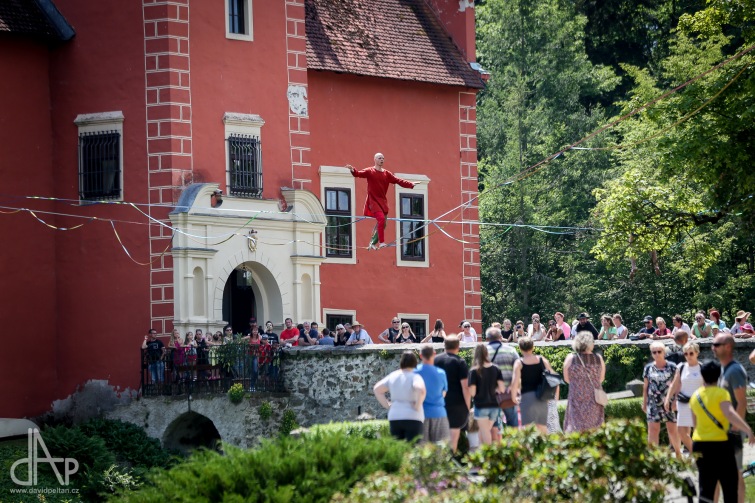 Provazochodci se na Červené Lhotě procházeli nad hlavami diváků, nyní je uvidíte v Krumlově