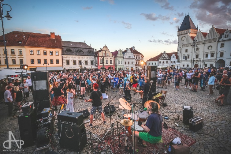 Znouzecnost naplnila a roztančila táborské náměstí