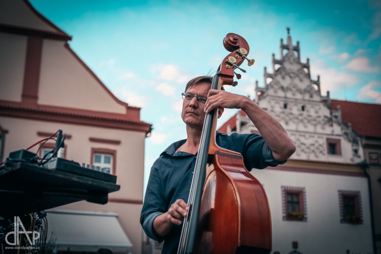 NTS trio si získalo posluchače na táborském náměstí. Nyní přijede Kolektivní halucinace