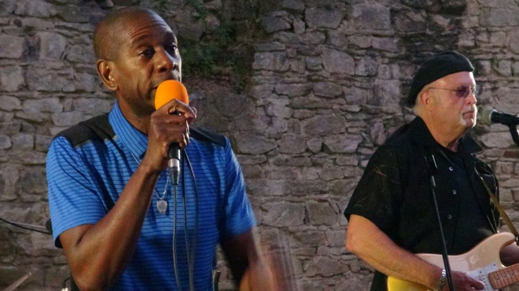 Americký bluesman David Lumsden málem zbořil zdi středověké tvrze ve Volyni