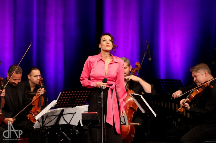 Epoque Quartet s perkusemi a zpěvačka Dasha nadchli poctou Elle Fitzgeraldové