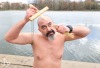 Otužilci měli o Štědrém dni jarní počasí. O Silvestru budou pomáhat hendikepované dívce