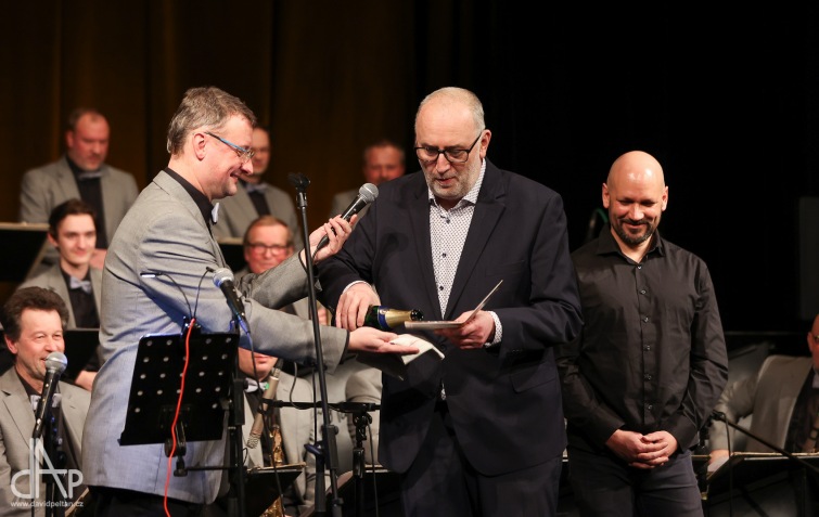 Radost z úlovku. Orchestr Swing Band Tábor přivítal novou desku energickým koncertem