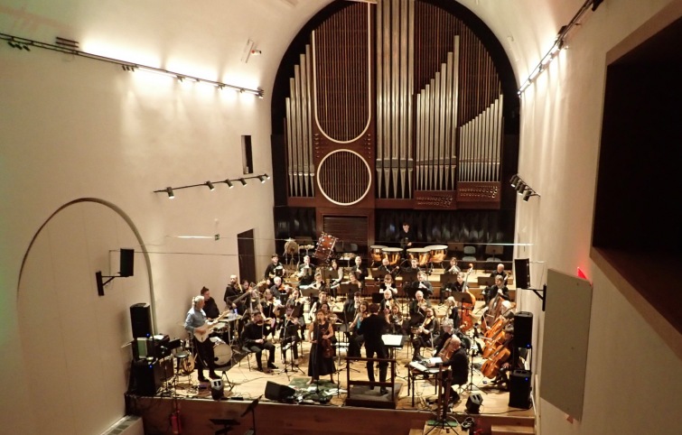 Jihočeská filharmonie spojila žánry a zanesla posluchače od Malše až do Ria
