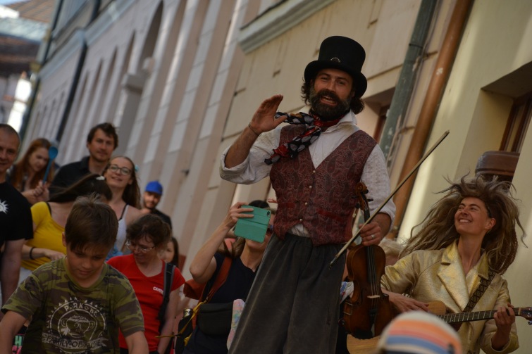 Písek jako jihočeské Athény. Festival Pískoviště zahalí program i sochy do antiky